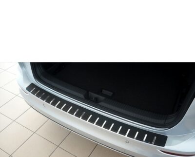 Kryt prahu kufra profilovaný s karbónovou fóliou VW Golf VIII Combi od 2020