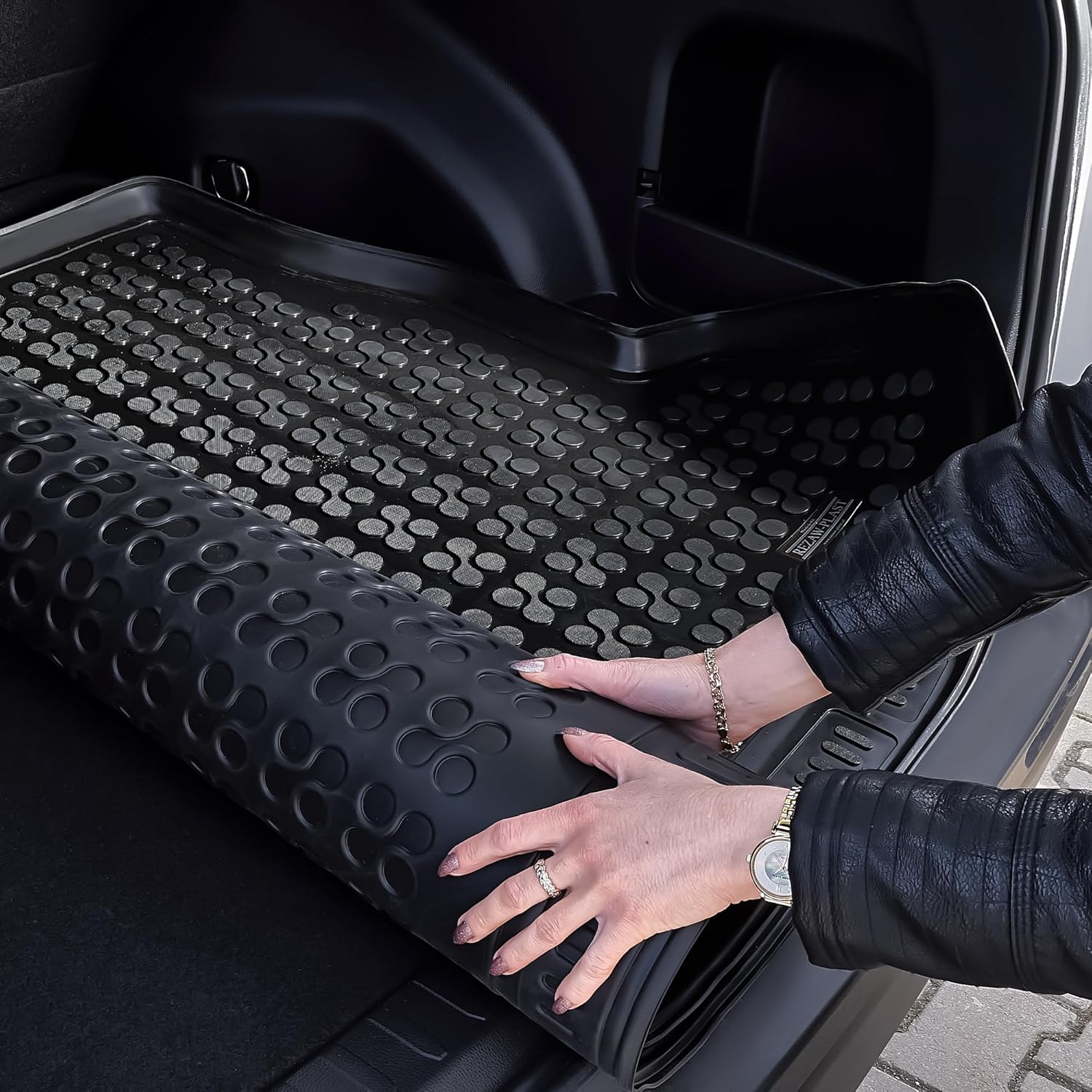 Detail zvýšeného okraja gumovej vaničky Rezaw-Plast